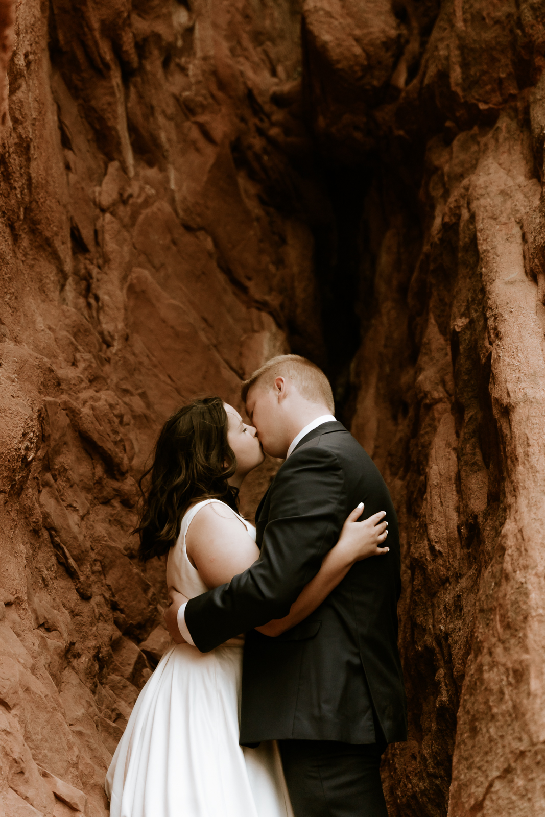 bride and groom kissing at garden of the gods