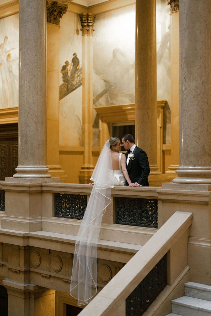 museum wedding couple kissing
