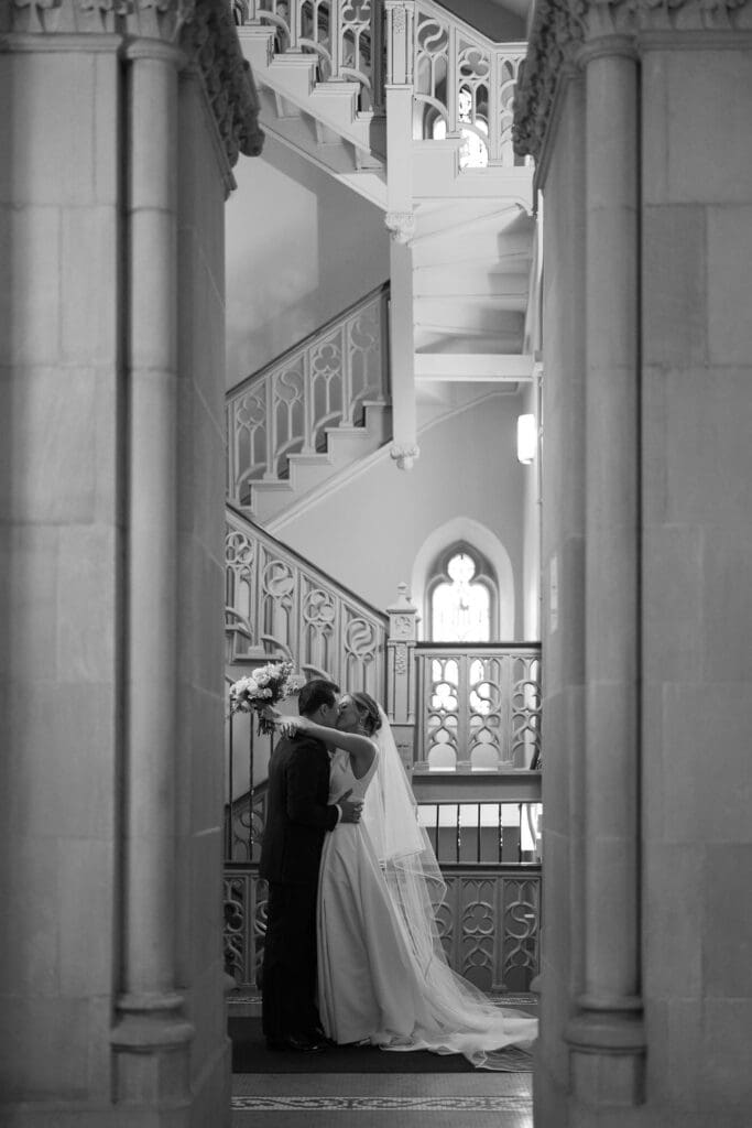 couple kissing at Carnegie Museum of Art